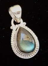 Load image into Gallery viewer, Labradorite sm Pendant
